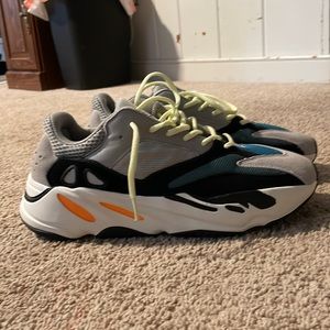 Yeezy boost 700 wave runner size 10.5